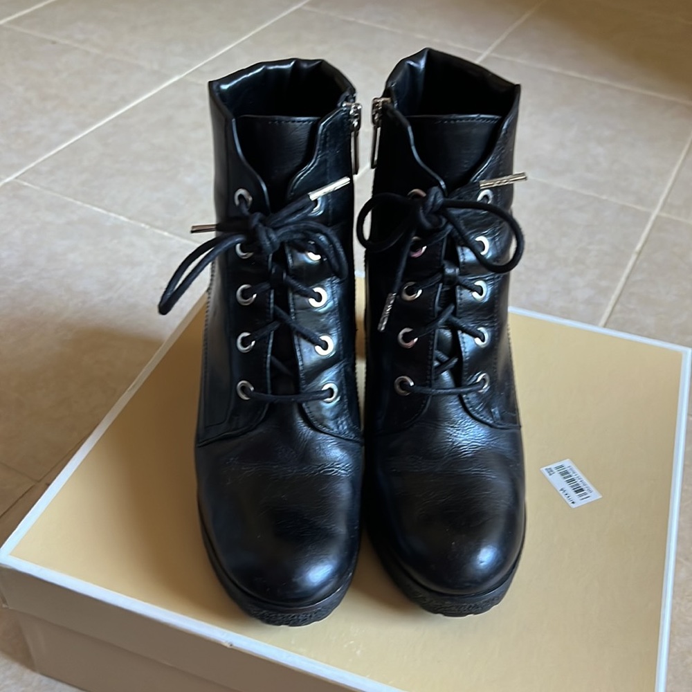 Michael Kors Kim Lace Up Bootie size 8 - Picture 3 of 7
